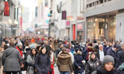 Winkelende mensen in winkelstraat Brussel
