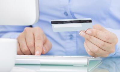 vrouw betaalt online met bankkaart