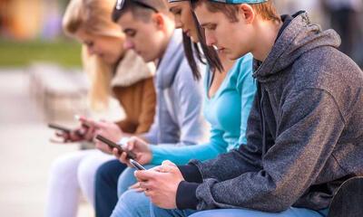 jongeren met smartphone