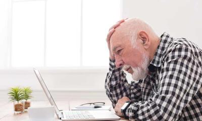 oudere man met laptop