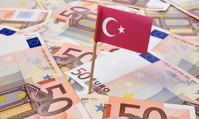 Turks vlagje geprikt bovenop vele eurobiljetten