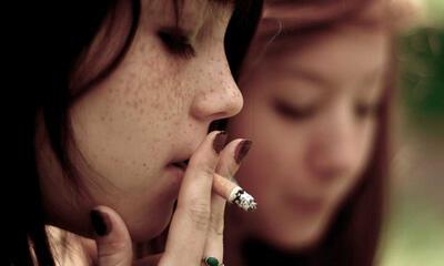 jonge vrouw rookt sigaret