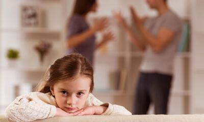 depressief meisje | ruziende ouders op achtergrond