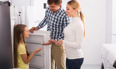 gezin kiest nieuwe koelkast in winkel