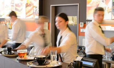 werknemers achter de toog van café of restaurant