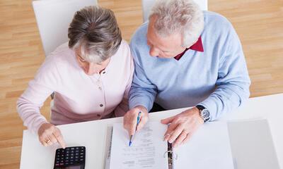 ouderen / senioren vullen belastingen in