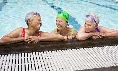 oudere dames / senioren in zwembad