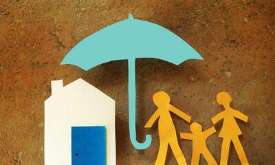 gezin/huurders beschermd met paraplu