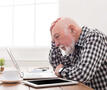 oudere man met laptop