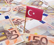 Turks vlagje geprikt bovenop vele eurobiljetten