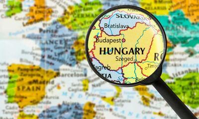 Vergrootglas zoomt in op Hongarije