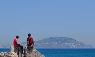 Twee migranten op Ceuta