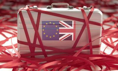 Koffer met gecombineerde vlag EU en VK voor Brexit