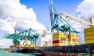 Containers en schepen in de haven van Antwerpen