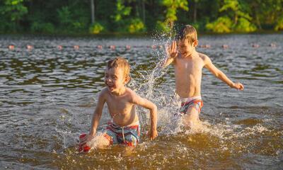 2 kindern die zwemmen in het meer