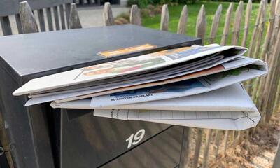 Kranten in een brievenbus