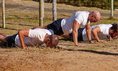 3 man doen work-out bij het leger