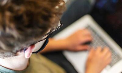 Student werkt op laptop voor online onderwijs