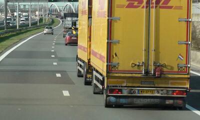 Vrachtwagen op de autosnelweg