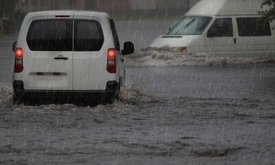 Auto in wateroverlast