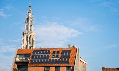 Zonnepanelen op dak in Antwerpen