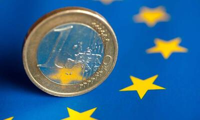 euromunt op Europese vlag