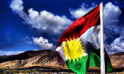 de vlag van Koerdistan