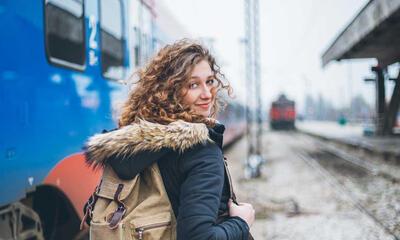 vrouw wacht op trein