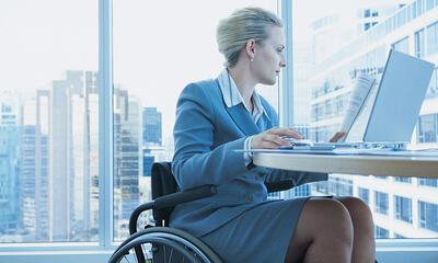 vrouw in rolstoel aan het werk