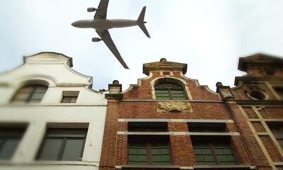 vliegtuig over huizen