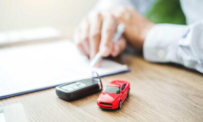 documenten autoverzekering | autosleutel en miniatuurauto