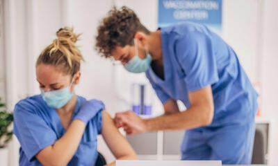 verpleegster krijgt vaccinatieprik