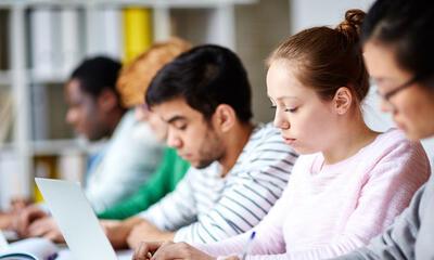 studenten aan het studeren met laptop