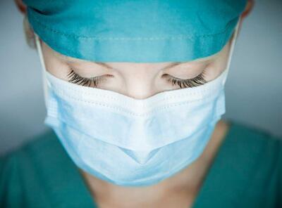 Verpleegkundige met mondmasker