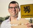Sander Loones bij bord Vlaanderen met gebroken kaart België