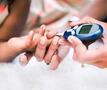 Suiker wordt gemeten van diabetespatiënt