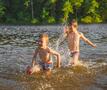 2 kindern die zwemmen in het meer