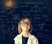 Kind met bril voor bord met berekeningen