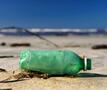Plastic afval op strand