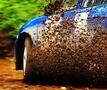 Rallywagen met modder
