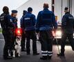 Politie met hond bij vrachtwagen voor transmigranten