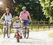 gezin fietst in de natuur