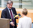 Wilfried Vandaele overhandigt bijl aan de bevoegde minister Joke Schauvliege (CD&V)