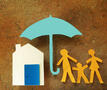 gezin/huurders beschermd met paraplu