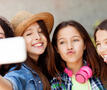 tieners nemen selfie met smartphone